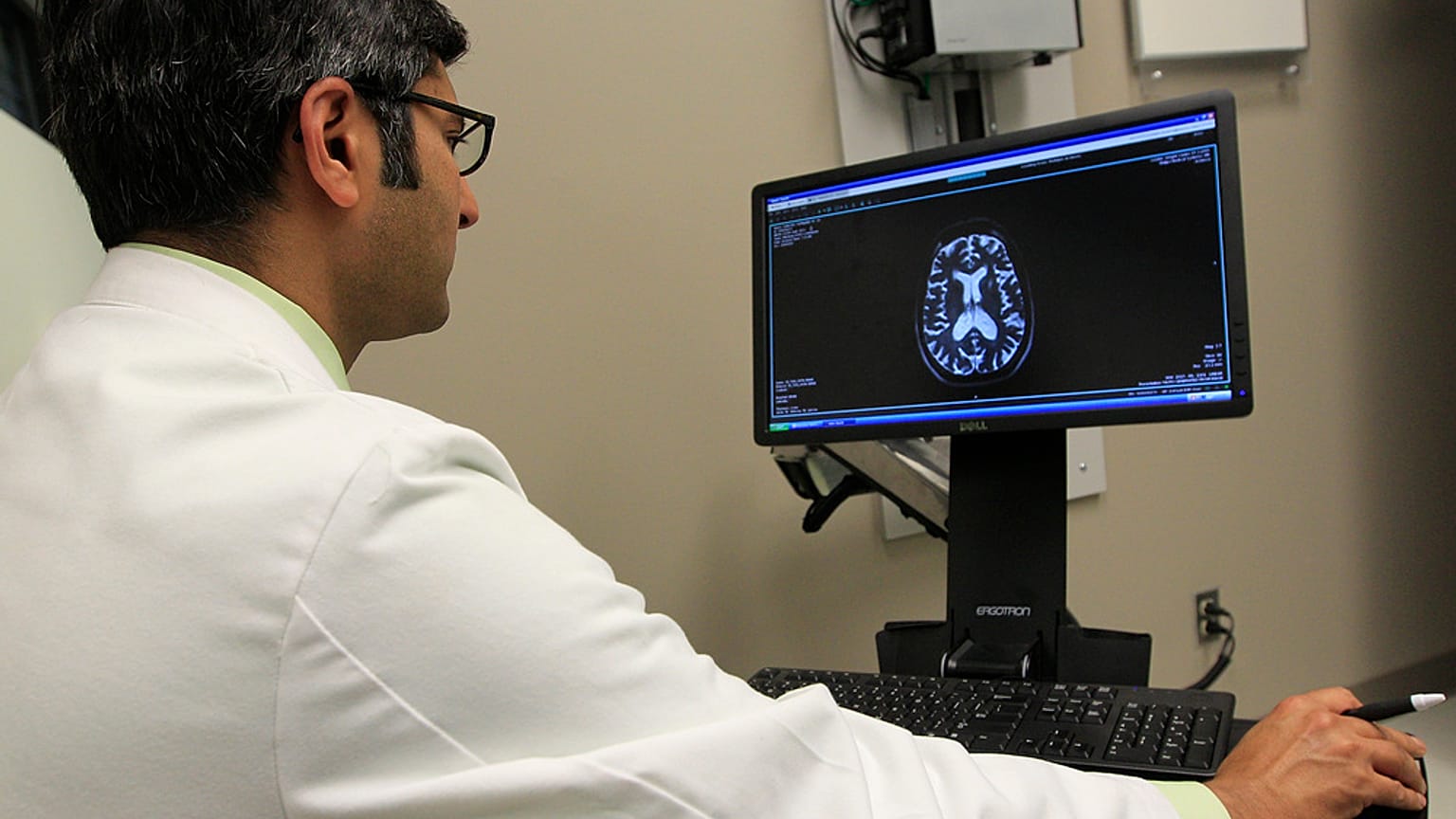 دكتور يستعرض صور الرنين المغناطيسي الخاصة بكاثلين سانفورد قبل موعدها يوم الاثنين 17 ديسمبر 2012 في كولومبوس، أوهايو. سانفورد مريضة مصابة بمرض ألزهايمر 