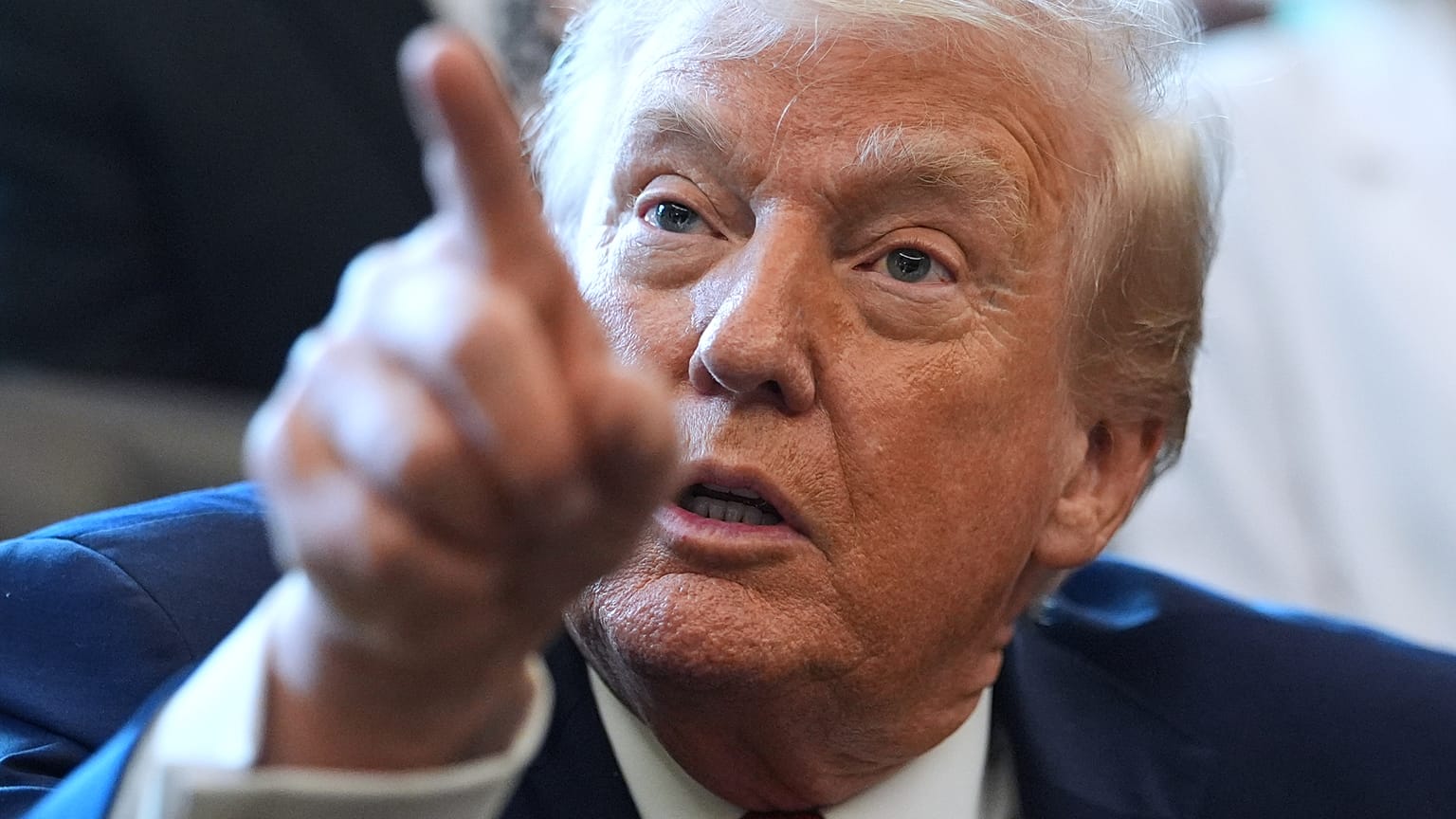 Başkan Donald Trump, esrarı daha az tehlikeli bir uyuşturucu olarak yeniden sınıflandıran kararnameyi imzaladıktan sonra / 18 Aralık 2025 Perşembe, Beyaz Saray