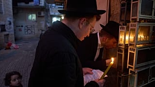 تجمّع رجال يهود من التيار الحريدي (اليهود الأرثوذكس المتشددين) في القدس، في الليلة الثامنة من عيد الحانوكا، الأحد 21 ديسمبر/كانون الأول 2025