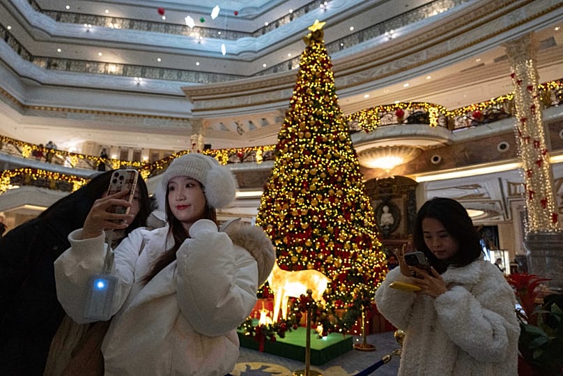 Χριστουγεννιάτικο δέντρο στο λόμπι ενός ξενοδοχείου την παραμονή των Χριστουγέννων στο Πεκίνο, Τετάρτη, 24 Δεκεμβρίου 2025
