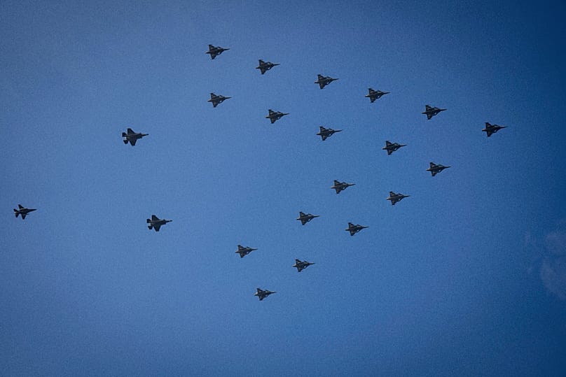 F-16 σχηματίζουν χριστουγεννιατικο δέντρο στον ουρανό της Δανίας, Τρίτη 16 Δεκεμβρίου 2025.