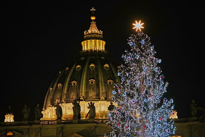 Ένα έλατο 27 μέτρων από την κοιλάδα Ultimo στο Νότιο Τιρόλο της Ιταλίας φωτίζεται ως χριστουγεννιάτικο δέντρο στην πλατεία του Αγίου Πέτρου στο Βατικανό, 15 Δεκεμβρίου