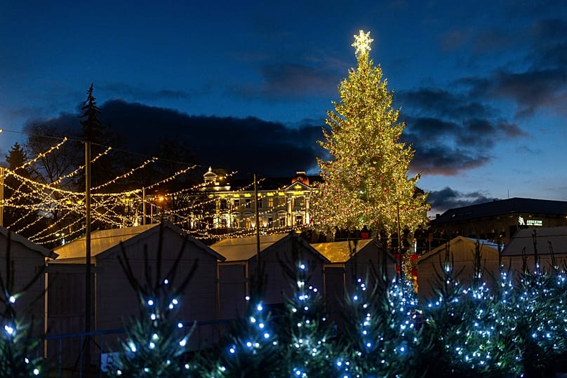 Το εθνικό χριστουγεννιάτικο δέντρο φωτίζεται στην πλατεία του καθεδρικού ναού στο Βίλνιους της Λιθουανίας, την Κυριακή 21 Δεκεμβρίου 2025.
