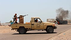 مقاتلو المجلس الانتقالي الجنوبي يتفقدون موقع الغارات الجوية التي نفذتها الإمارات بالقرب من عدن، اليمن، الجمعة 30 أغسطس 2019.