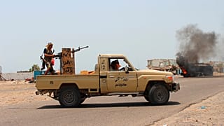 مقاتلو المجلس الانتقالي الجنوبي يتفقدون موقع الغارات الجوية التي نفذتها الإمارات بالقرب من عدن، اليمن، الجمعة 30 أغسطس 2019.