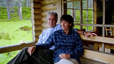 Esta fotografia sem data, divulgada pelo Departamento de Justiça dos EUA, mostra Jeffrey Epstein e Ghislaine Maxwell. 