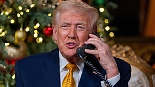 الرئيس دونالد ترامب يتحدث خلال مكالمة عملية تتبع سانتا التابعة لـ قيادة الدفاع الجوي لأمريكا الشمالية (NORAD) في ناديه مارالاغو، يوم الأربعاء 24 ديسمبر 2025، في بالم بيتش