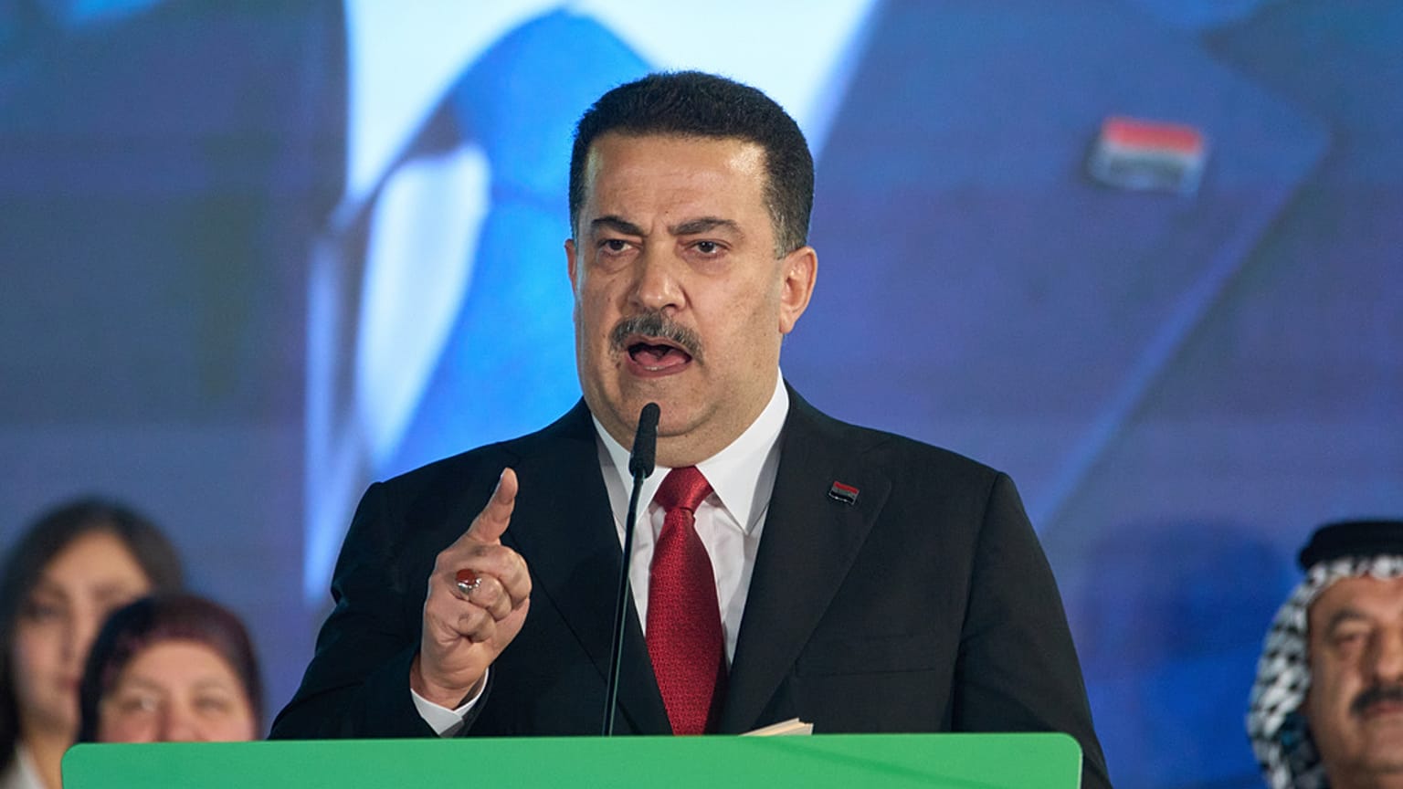 رئيس الوزراء العراقي محمد شياع السوداني يلقي كلمة في تجمع لحملته الانتخابية قبل الانتخابات البرلمانية في بغداد، العراق، يوم الجمعة 7 نوفمبر 2025.