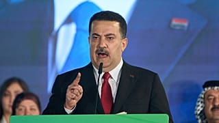 رئيس الوزراء العراقي محمد شياع السوداني يلقي كلمة في تجمع لحملته الانتخابية قبل الانتخابات البرلمانية في بغداد، العراق، يوم الجمعة 7 نوفمبر 2025.