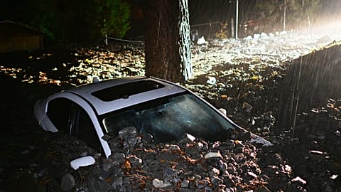 Ein Auto steckt nach Überschwemmungen im Schlamm. Mittwoch, 24. Dezember 2025, in Wrightwood, Kalifornien, USA.