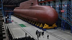 Kim Jong-un, Kuzey Kore'de açıklanmayan bir yerde inşa edilmekte olan nükleer enerjiyle çalışan bir denizaltıyı inceliyor, tarihsiz