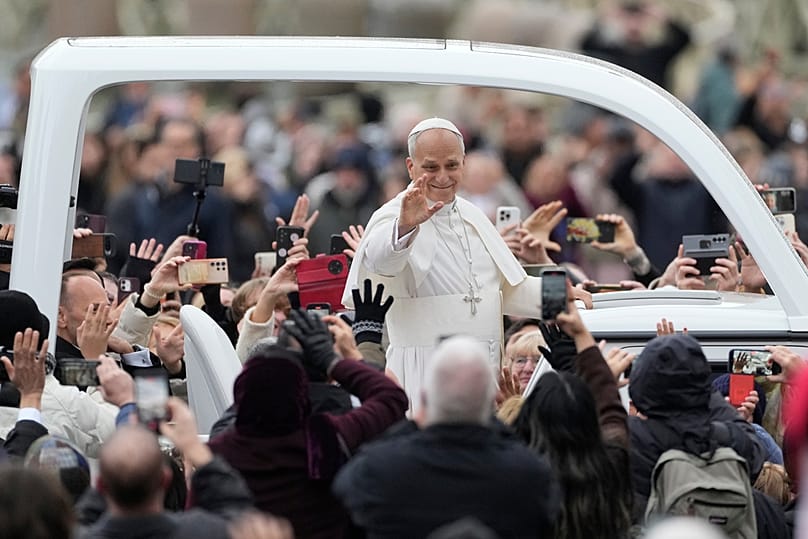 León XIV saluda desde el papamóvil antes de impartir la bendición 'Urbi et Orbi' el 25 de diciembre de 2025.