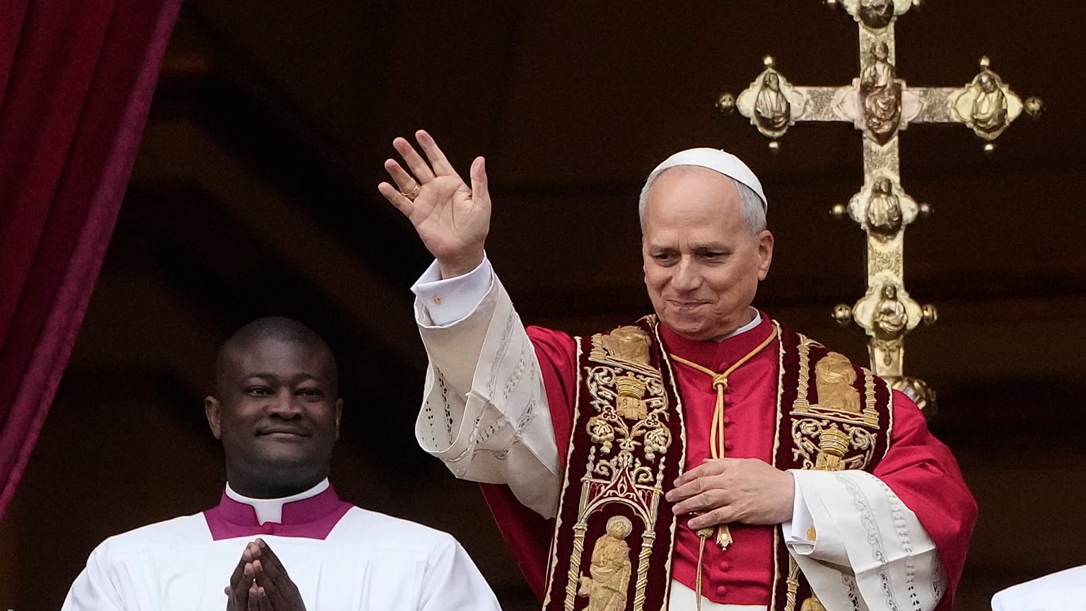 Papież Leon XIV po wygłoszeniu błogosławieństwa Urbi et Orbi w Boże Narodzenie z balkonu Bazyliki św. Piotra w Watykanie, czwartek, 25 grudnia 2025 r.