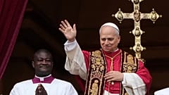 Papież Leon XIV po wygłoszeniu błogosławieństwa Urbi et Orbi w Boże Narodzenie z balkonu Bazyliki św. Piotra w Watykanie, czwartek, 25 grudnia 2025 r.