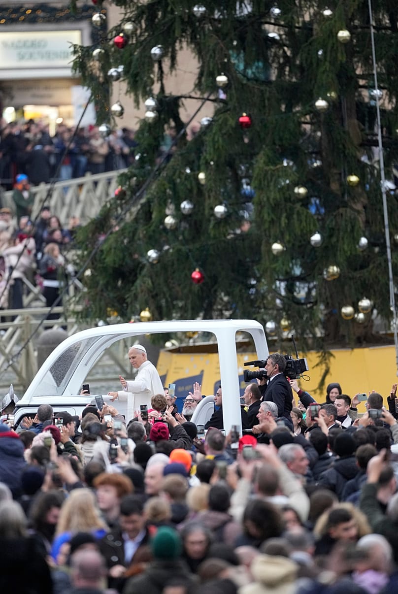 Papież Leon XIV macha przed wygłoszeniem przemówienia Urbi et Orbi, czwartek, 25 grudnia 2025 r.