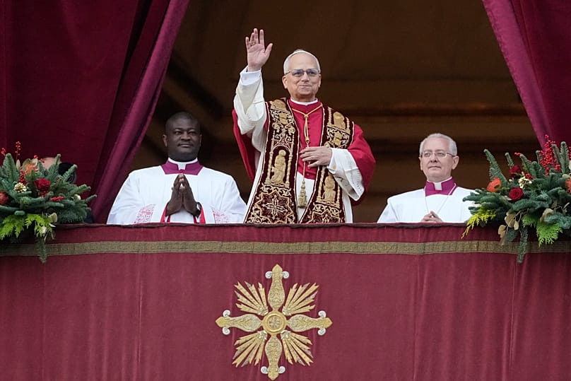 Le pape Léon XIV salue les fidèles place Saint-Pierre avant de prononcer le discours Urbi et Orbi. 
