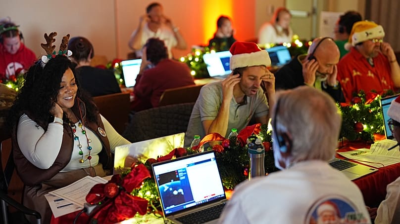 صدها داوطلب در مرکز نوراد به تماس‌ها برای جستجوی مسیر بابانوئل پاسخ می‌دهند