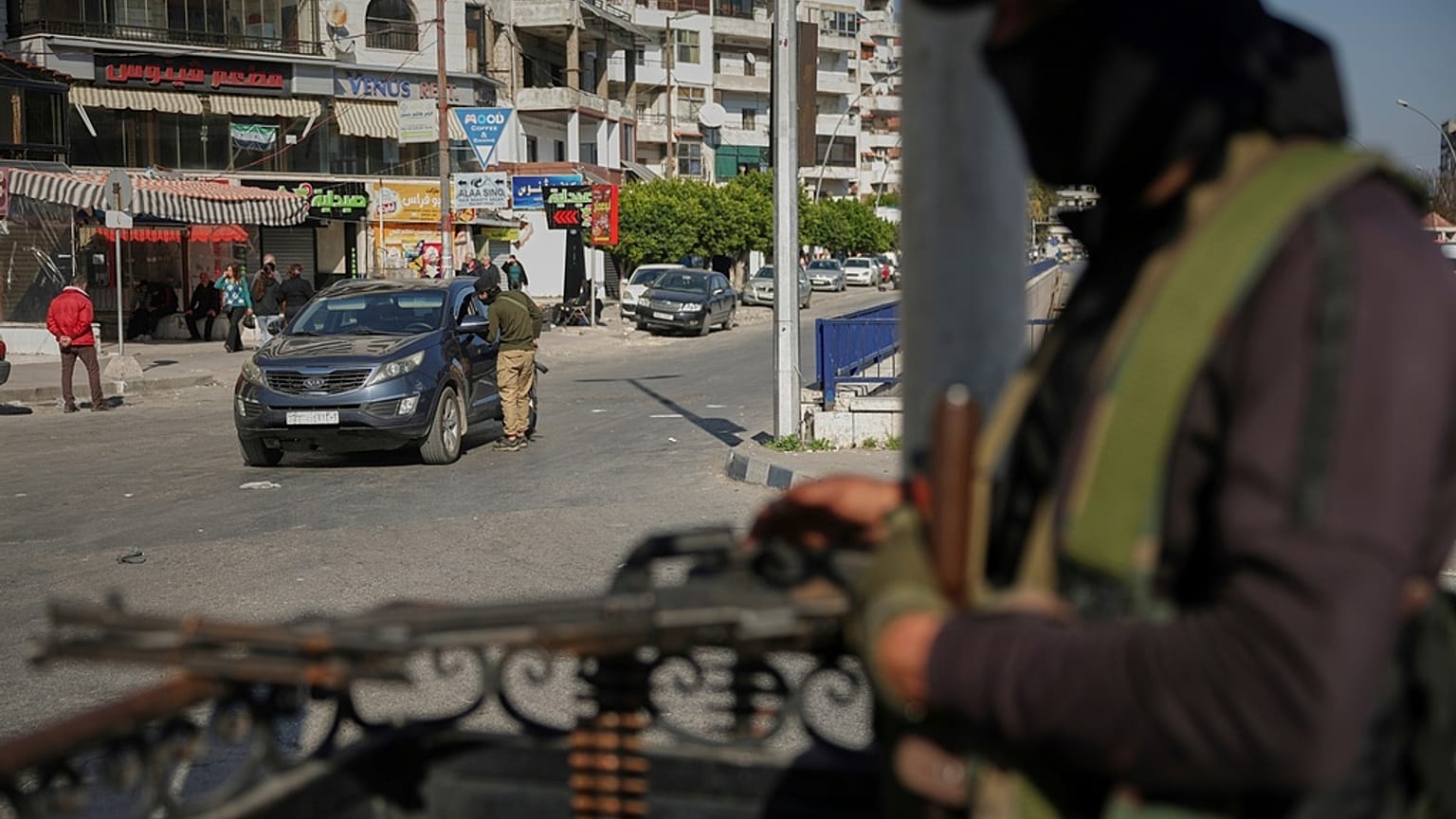 قوات الأمن السورية تتفقد المركبات عند نقطة تفتيش 