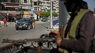 قوات الأمن السورية تتفقد المركبات عند نقطة تفتيش 