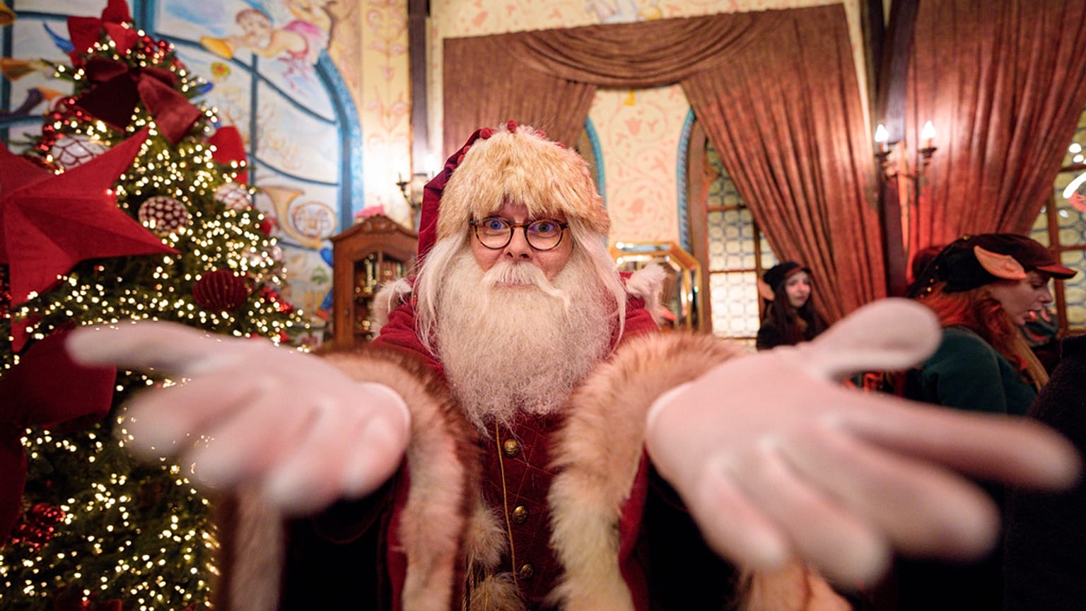 رجل يرتدي زي سانتا كلوز خلال معرض عيد الميلاد في بوخارست، رومانيا، يوم السبت 13 ديسمبر 2025