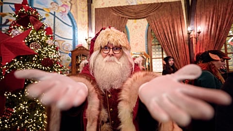 رجل يرتدي زي سانتا كلوز خلال معرض عيد الميلاد في بوخارست، رومانيا، يوم السبت 13 ديسمبر 2025