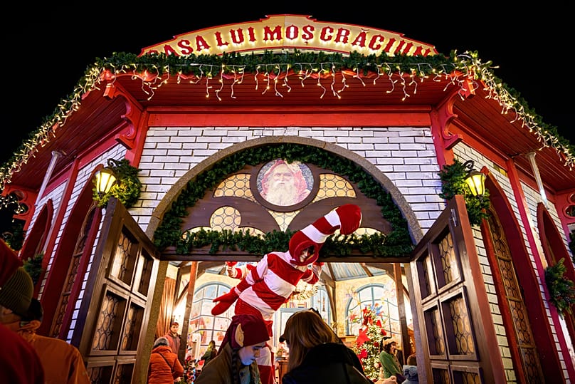 فنان على عجلات الخشب الطويلة يغادر بيت سانتا كلوز خلال معرض عيد الميلاد في بوخارست، رومانيا، يوم السبت 13 ديسمبر 2025