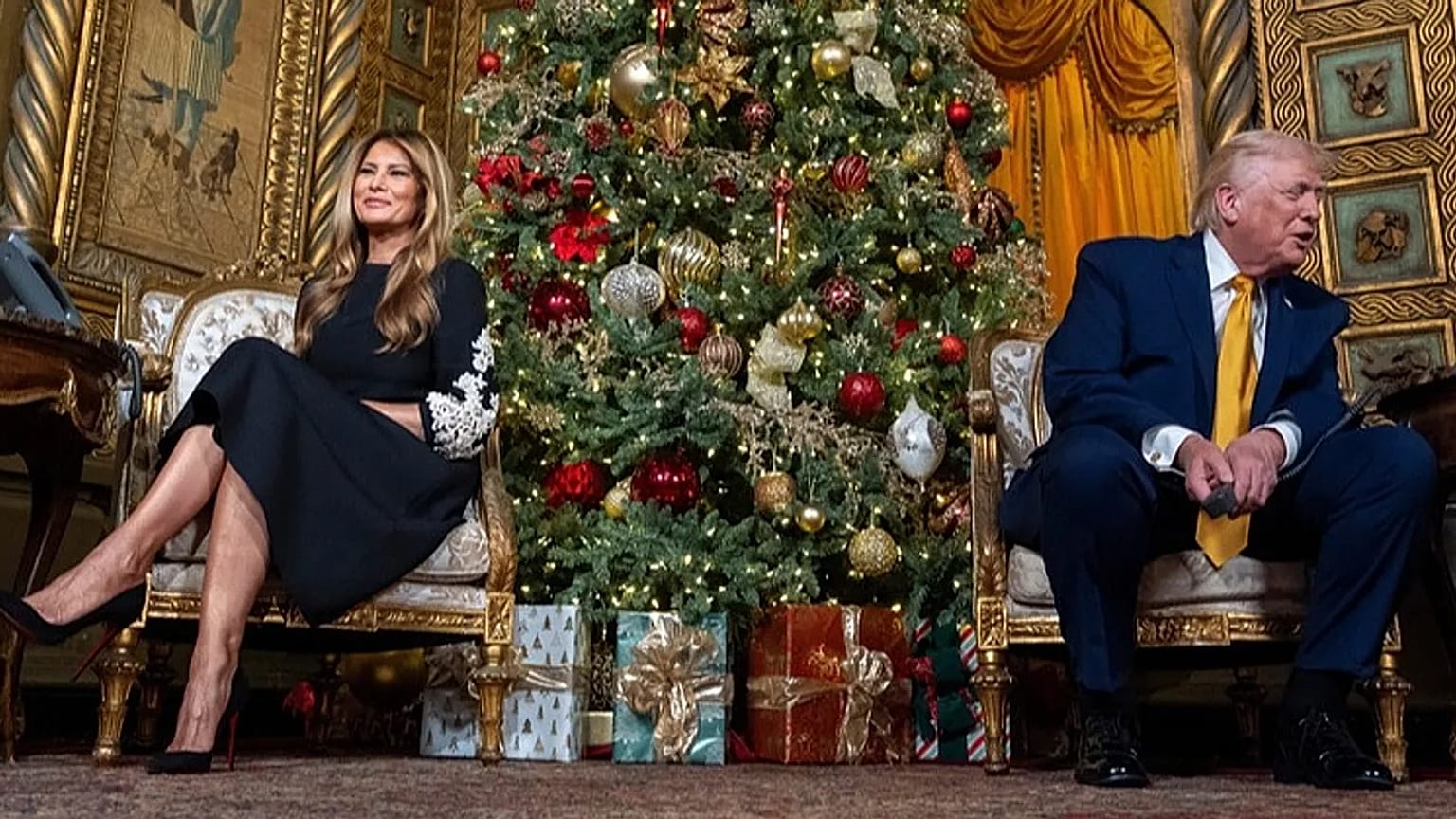 Trump, acompañado de la primera dama, Melania Trump, durante una llamada de la Operación Rastro de Papá Noel del NORAD en su Mar-a-Lago, el 24 de diciembre de 2025.