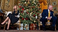 Trump, acompañado de la primera dama, Melania Trump, durante una llamada de la Operación Rastro de Papá Noel del NORAD en su Mar-a-Lago, el 24 de diciembre de 2025.