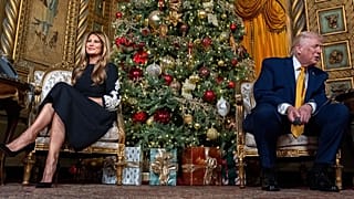 Trump, acompañado de la primera dama, Melania Trump, durante una llamada de la Operación Rastro de Papá Noel del NORAD en su Mar-a-Lago, el 24 de diciembre de 2025.