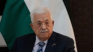 استقبل الرئيس الفلسطيني محمود عباس رئيس وزراء اليونان كيريكوس ميتسوتاكيس لدى وصوله إلى مدينة رام الله في الضفة الغربية، يوم الاثنين 22 ديسمبر 2025.