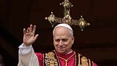 Papa XIV. Leo, 25 Aralık 2025'te Vatikan'daki Aziz Petrus Bazilikası'nın ana balkonundan Urbi et Orbi Noel kutsamasını verdikten sonra el sallar.