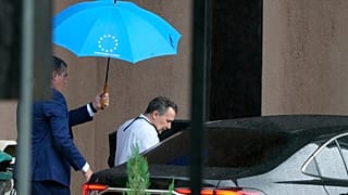 Brezilya'nın eski devlet başkanı Jair Bolsonaro, doktor muayenesi sonrası aracına binerken, 23 Kasım 2025