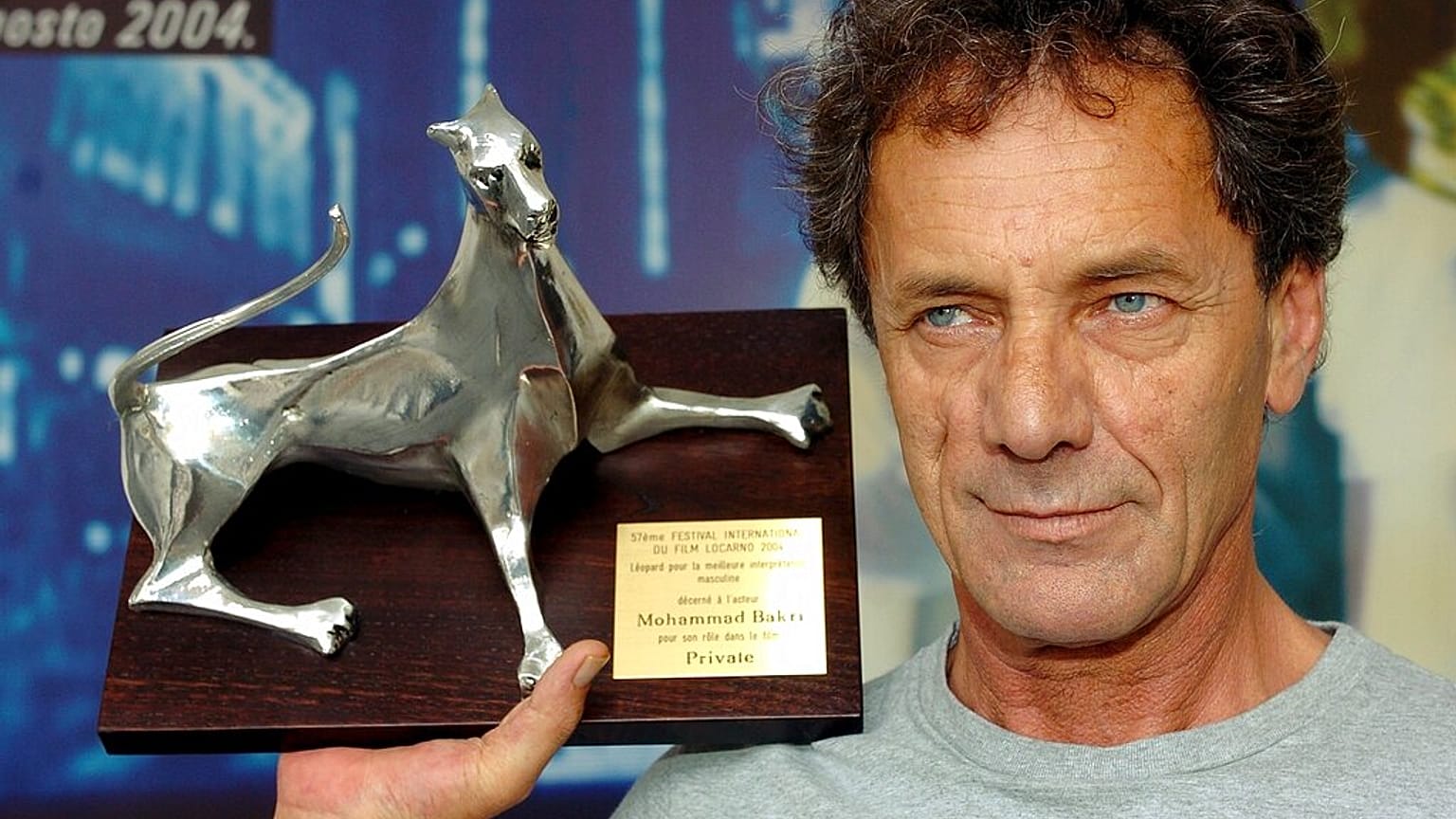 Filistinli yönetmen Mohammed Bakri, İsviçre Film Festivali'nde kazandığı ödülü gösterirken, 14 Ağustos 2004