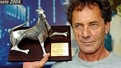 Filistinli yönetmen Mohammed Bakri, İsviçre Film Festivali'nde kazandığı ödülü gösterirken, 14 Ağustos 2004