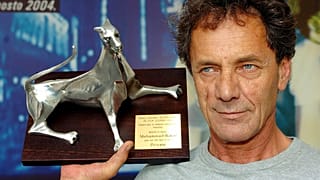 Filistinli yönetmen Mohammed Bakri, İsviçre Film Festivali'nde kazandığı ödülü gösterirken, 14 Ağustos 2004