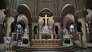 Se ve el altar de la catedral de Notre-Dame de París mientras el presidente Emmanuel Macron visita los interiores restaurados del monumento, el 29 de noviembre de 2024.