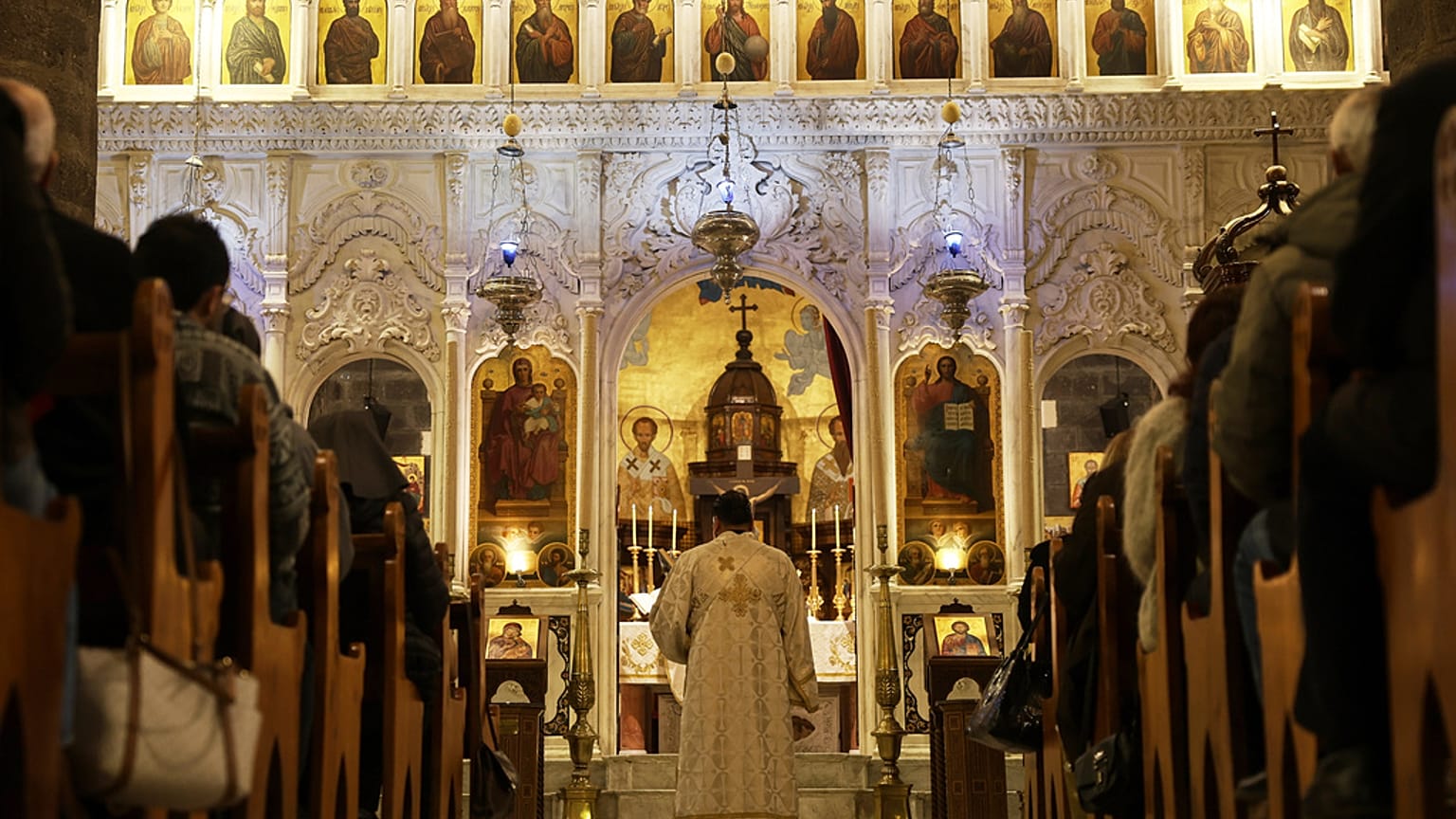 المصلون يحضرون قداس عشية عيد الميلاد في كنيسة الزيتون في دمشق, سوريا, الأربعاء, ديسمبر. 24, 2025. 
