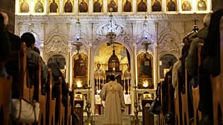 المصلون يحضرون قداس عشية عيد الميلاد في كنيسة الزيتون في دمشق, سوريا, الأربعاء, ديسمبر. 24, 2025. 
