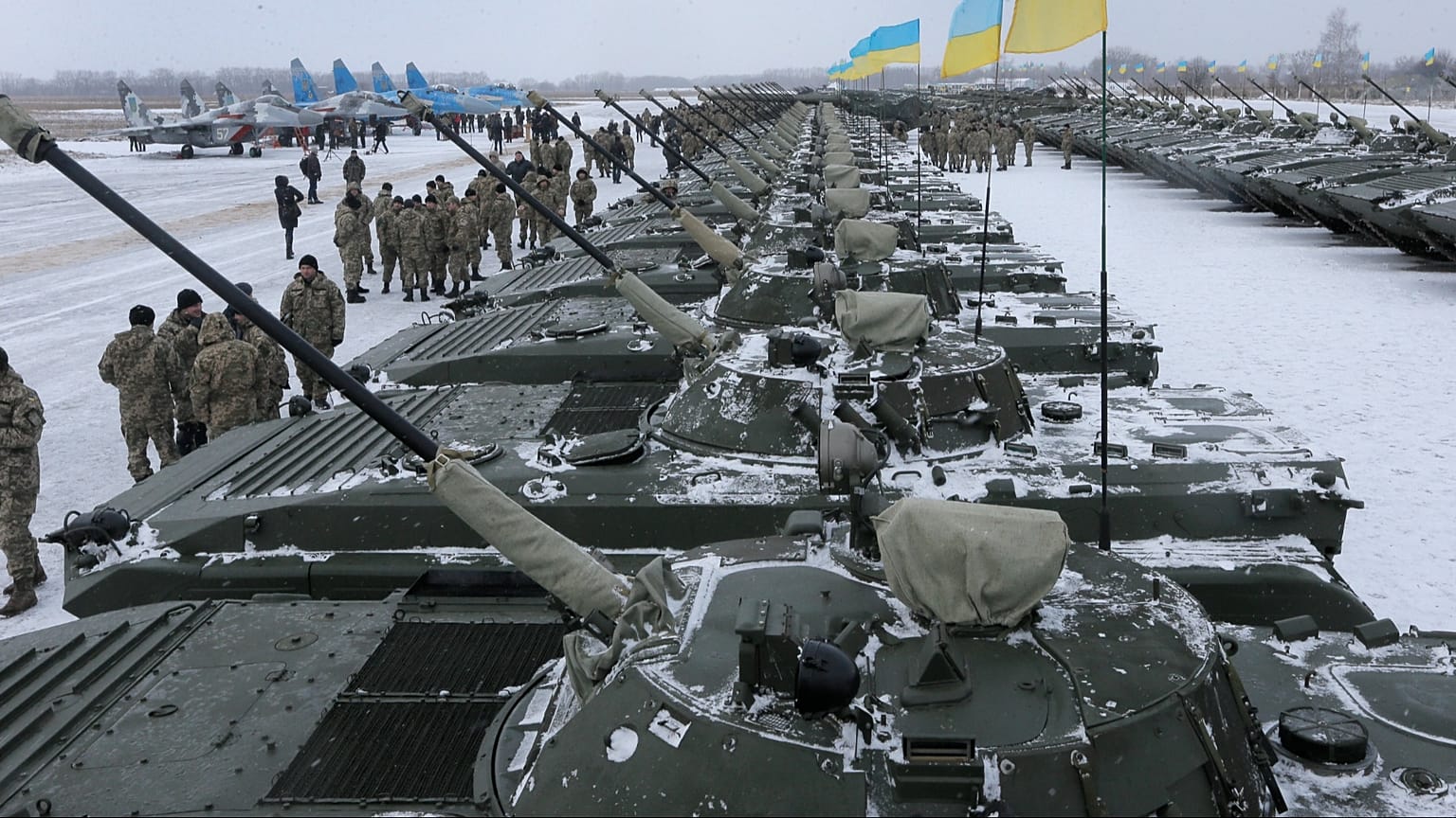 نظامیان اوکراینی در مراسمی به همراه پترو پوروشنکو، رئیس جمهوری وقت اوکراین، در نزدیکی ژیتومیر، اوکراین، ۵ ژانویه ۲۰۱۵.