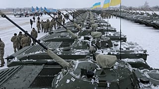 نظامیان اوکراینی در مراسمی به همراه پترو پوروشنکو، رئیس جمهوری وقت اوکراین، در نزدیکی ژیتومیر، اوکراین، ۵ ژانویه ۲۰۱۵.