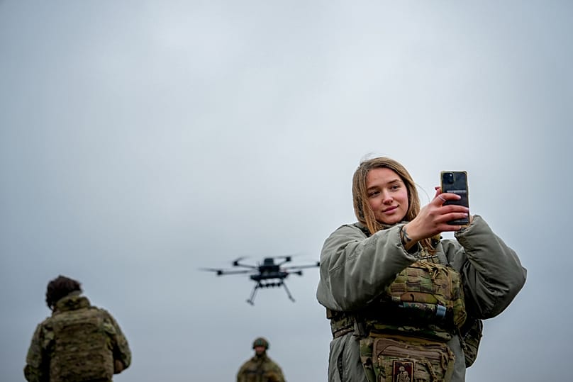 سربازان اوکراینی در حال آزمایش پهپاد