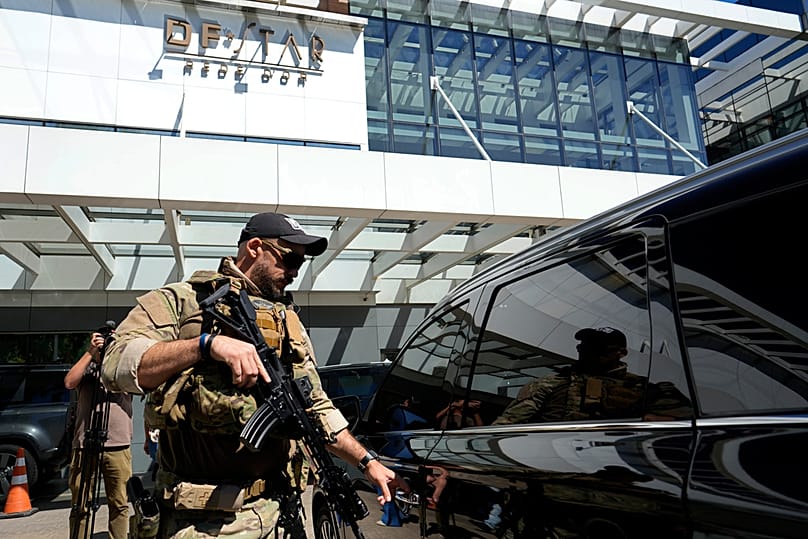 الشرطة الفيدرالية في أحد المستشفيات أثناء وصول الرئيس السابق جاير بولسونارو، الذي نُقل من السجن لإجراء عملية جراحية في اليوم التالي في برازيليا، البرازيل، الأربعاء 24 ديسمبر 2