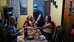 Mariela ve Abraham çifti, Maracay'daki aile evinde Noel yemeği yerken, 25 Aralık 2025