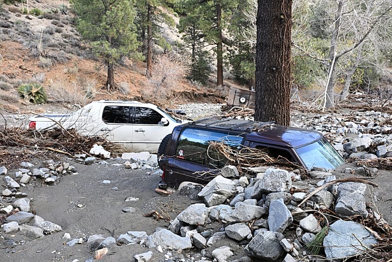 السيارات مدفونة في الوحل بعد سلسلة من العواصف يوم الخميس 25 ديسمبر 2025 في رايتوود، كاليفورنيا. 