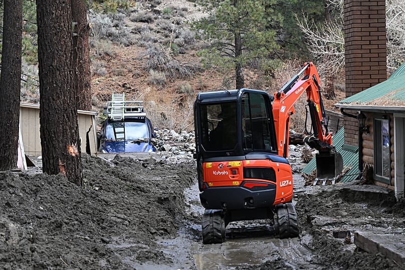  تم استخدام جرار لإزالة الثلج من ممر منزل في عقار بعد سلسلة من العواصف يوم الخميس 25 ديسمبر 2025 في رايتوود، كاليفورنيا. 
