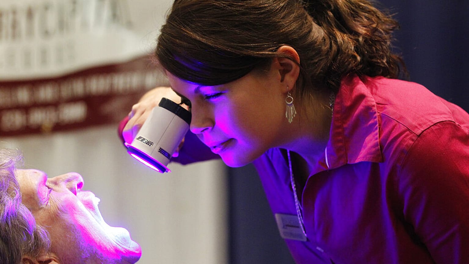  في صورة التُقطت يوم الثلاثاء 8 نوفمبر/تشرين الثاني 2011، تستخدم المساعدة الجراحية ستيفاني ساتون جهاز VELscope لفحص كولين توماس من هونور للكشف عن سرطان الفم.