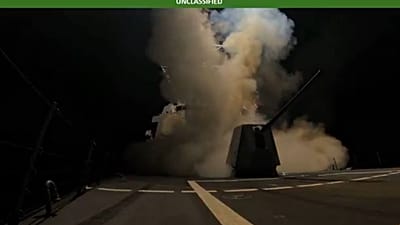 Imagem do vídeo publicado pelo Departamento de Guerra dos EUA sobre os ataques na Nigéria