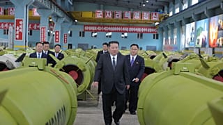 بازدید کیم از کارخانه تسلیحاتی