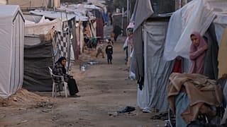 مخيم مؤقت للنازحين الفلسطينيين في دير البلح وسط قطاع غزة، الثلاثاء 23 ديسمبر/كانون الأول 2025. 