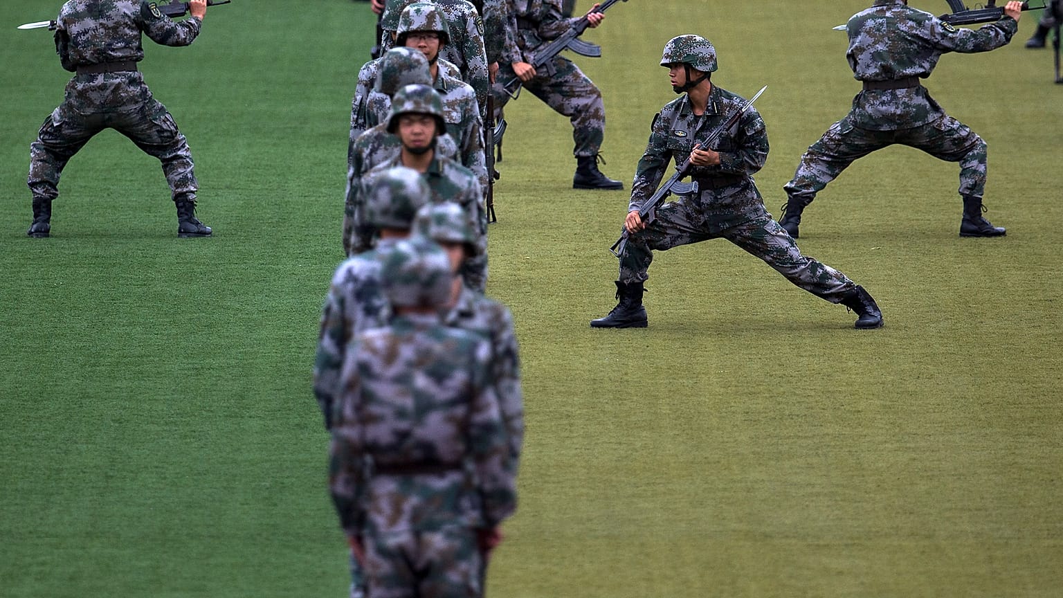 طلاب من الجيش الصيني، ضواحي بكين، الصين، الثلاثاء 22 يوليو/تموز 2014.